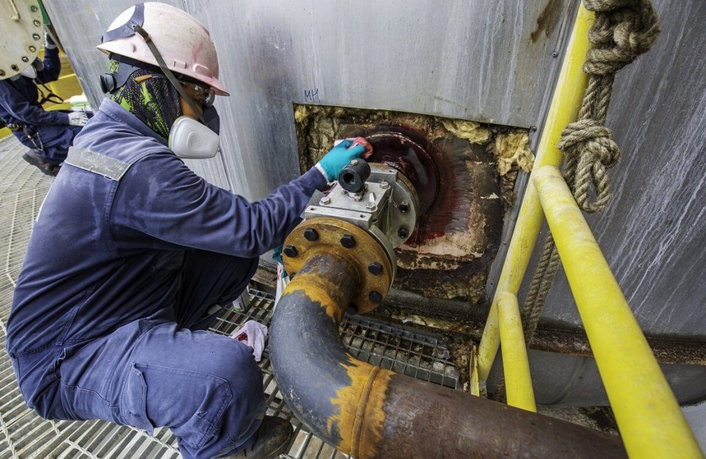 UV Flashlights Enhance NDT Methods